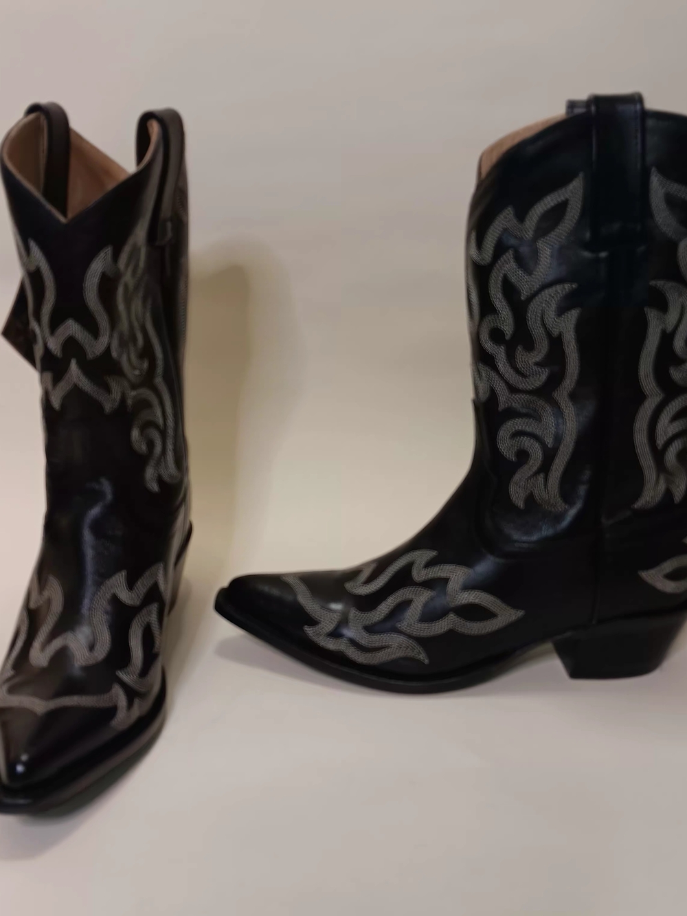 Old West Black Western Embroidered Pointed-Toe Ankle Boots